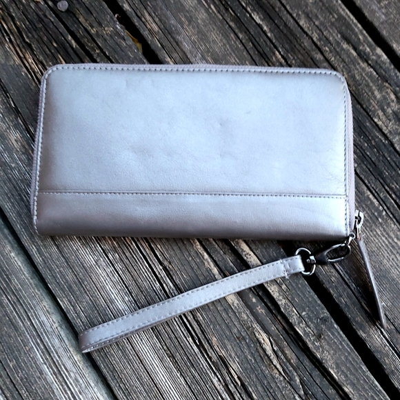 Kenneth Cole New York Leather Wristlet Wallet - Picture 2 of 10